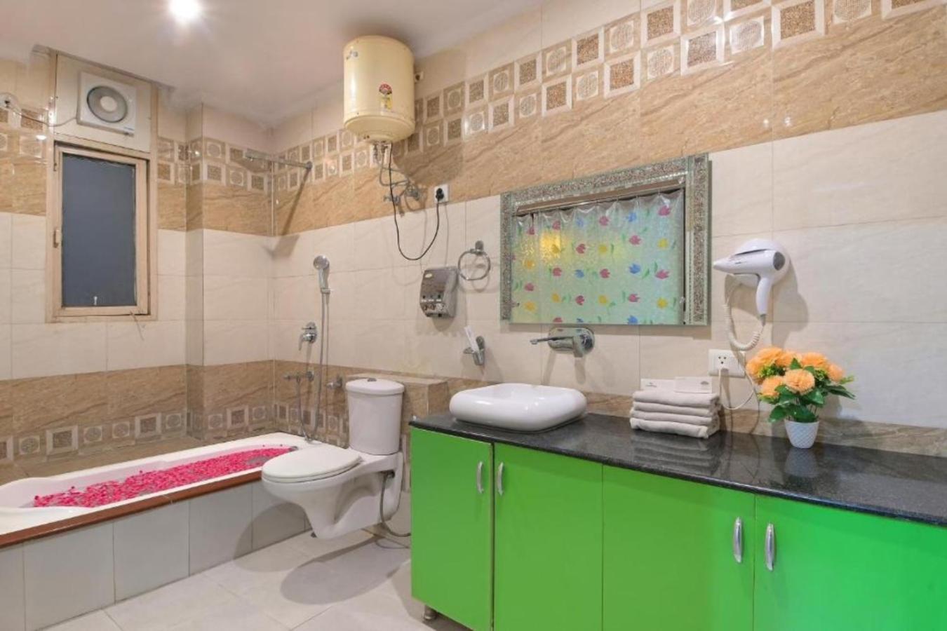 Hotel Castle Blue New Delhi Near Igi Airport Extérieur photo