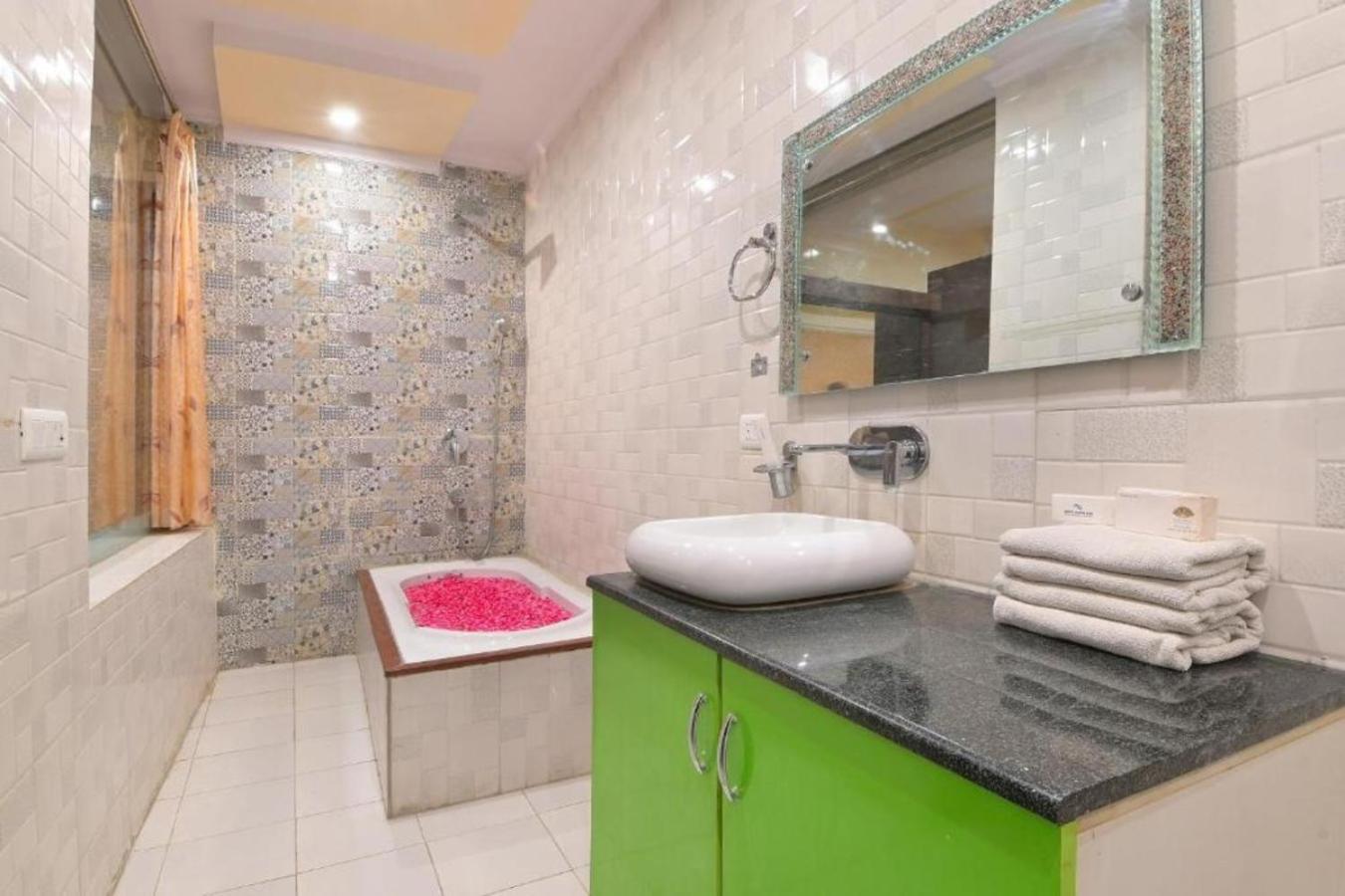 Hotel Castle Blue New Delhi Near Igi Airport Extérieur photo