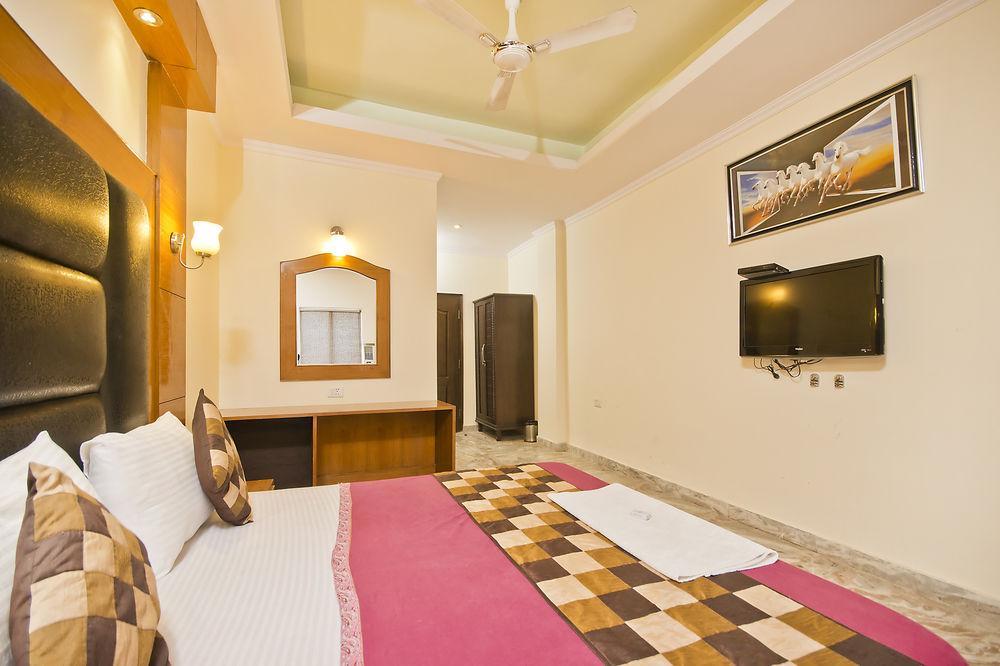 Hotel Castle Blue New Delhi Near Igi Airport Extérieur photo