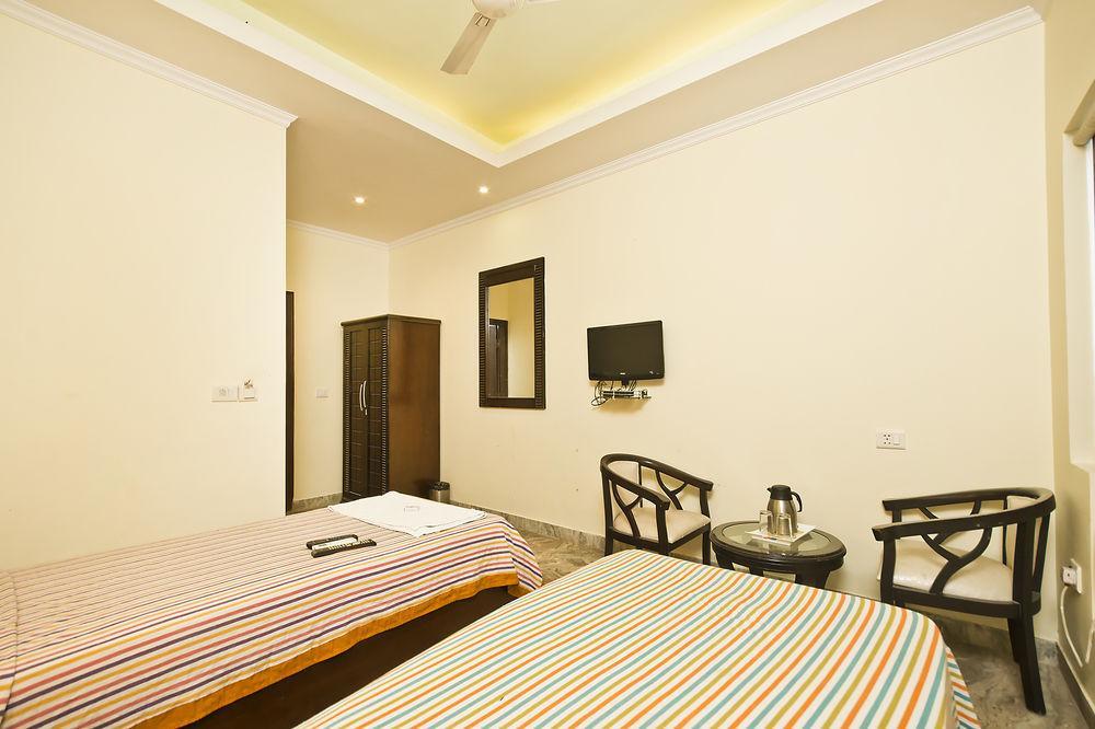 Hotel Castle Blue New Delhi Near Igi Airport Extérieur photo