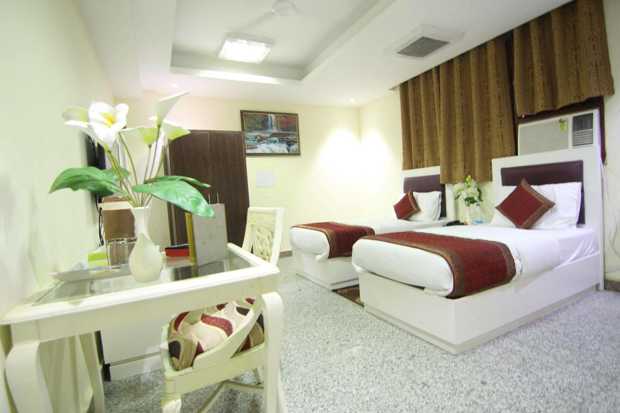 Hotel Castle Blue New Delhi Near Igi Airport Extérieur photo