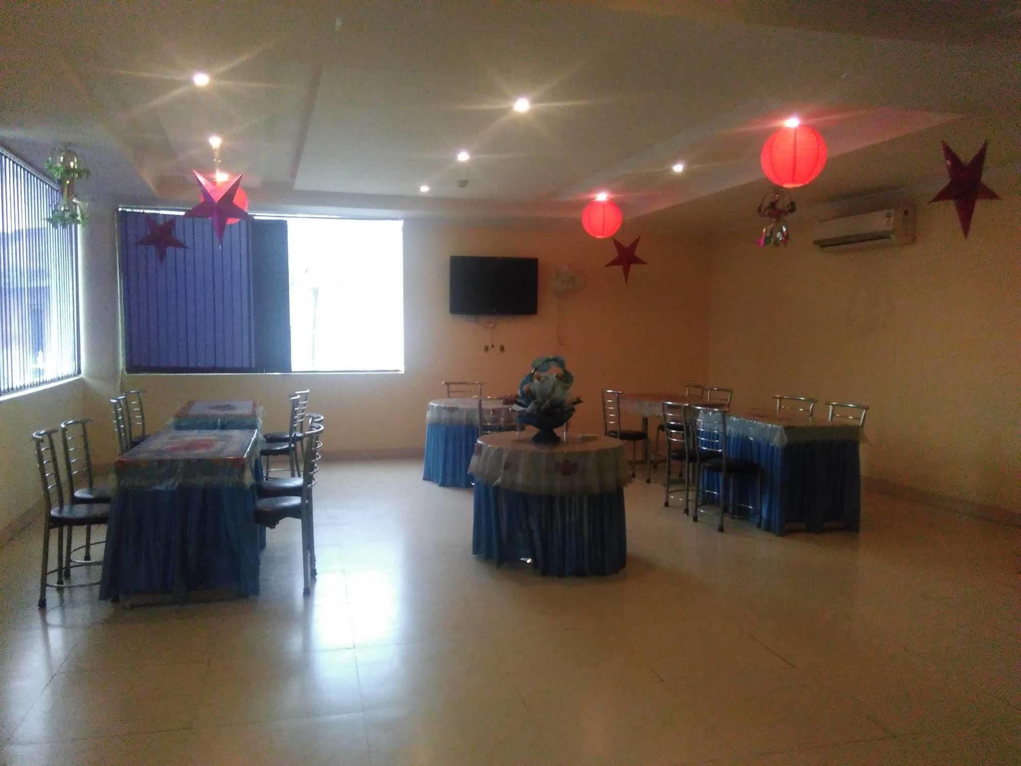Hotel Castle Blue New Delhi Near Igi Airport Extérieur photo