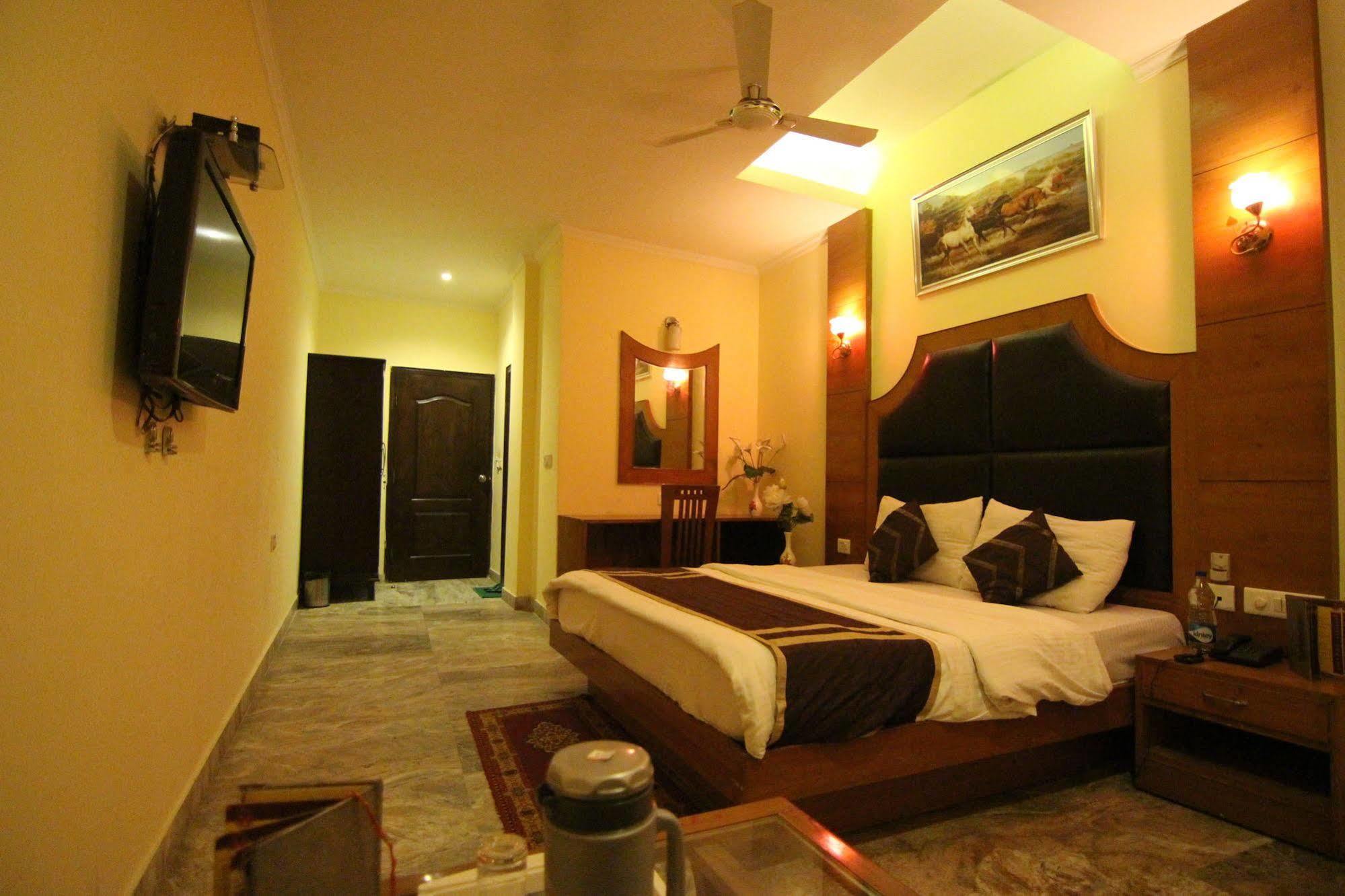 Hotel Castle Blue New Delhi Near Igi Airport Extérieur photo
